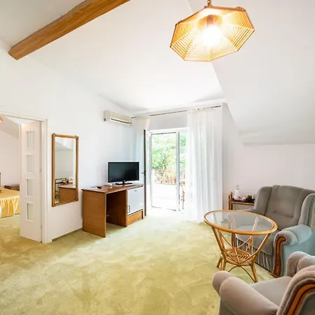 Elena אפורי נורד